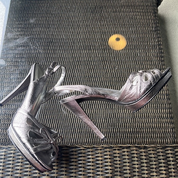 Bogo ⭐️ Calvin Klein Sz 8.5 metallic grey platform high heels - Picture 14 of 14